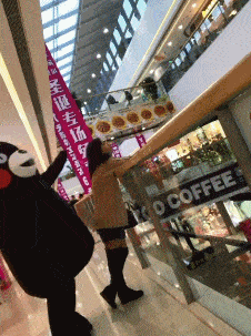 |搞笑GIF趣图你们两个大男人换灯泡,这么墨迹?