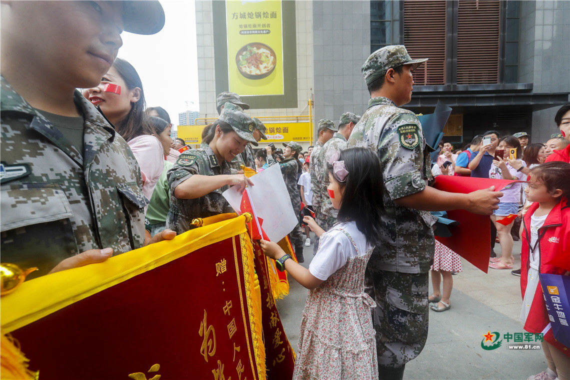 郑州联勤保障中心|“你们辛苦了！我们来送送你们……”郑州街头又见超暖心送别