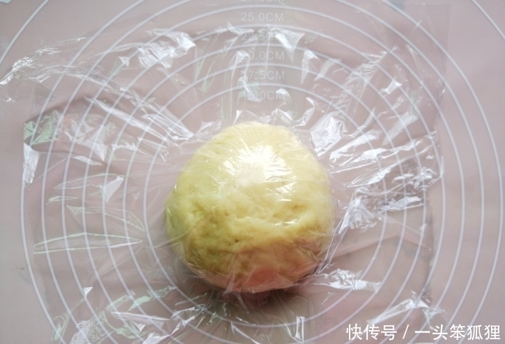 此道自制小吃,一碗面粉两个鸡蛋,几分钟就能做好,香酥可口