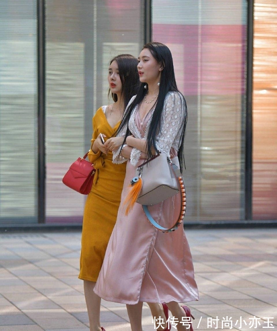 表面|表面上是好闺蜜,在穿搭上“较起劲”,网友:支持左边的
