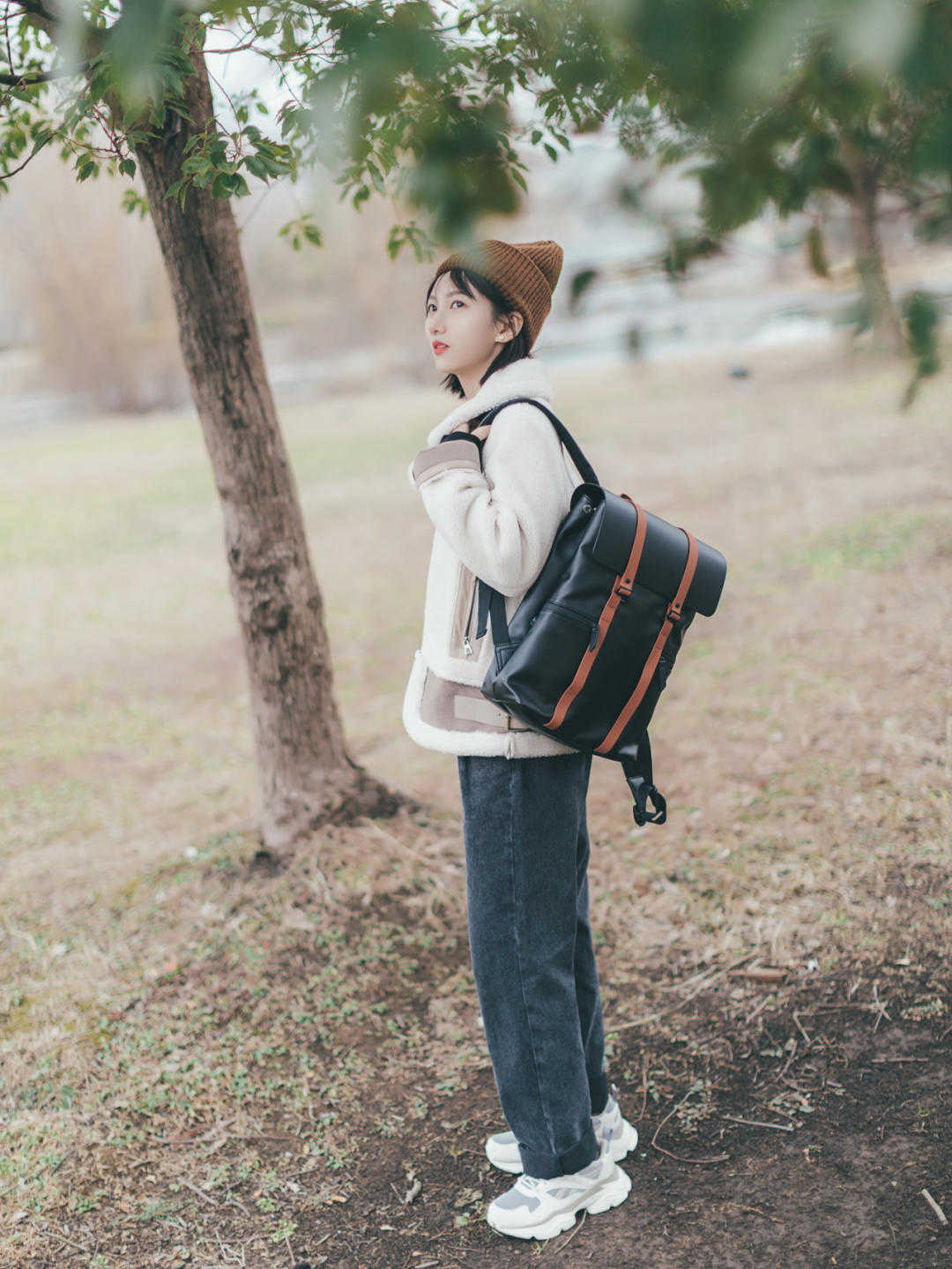 运动裤|初雪的必备羊毛羔外套,这样穿保暖时尚有气质,太好看了