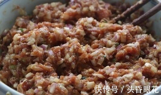 洋葱别炒着吃,教你解馋新吃法,又鲜又嫩,出锅孩子一口气吃10个