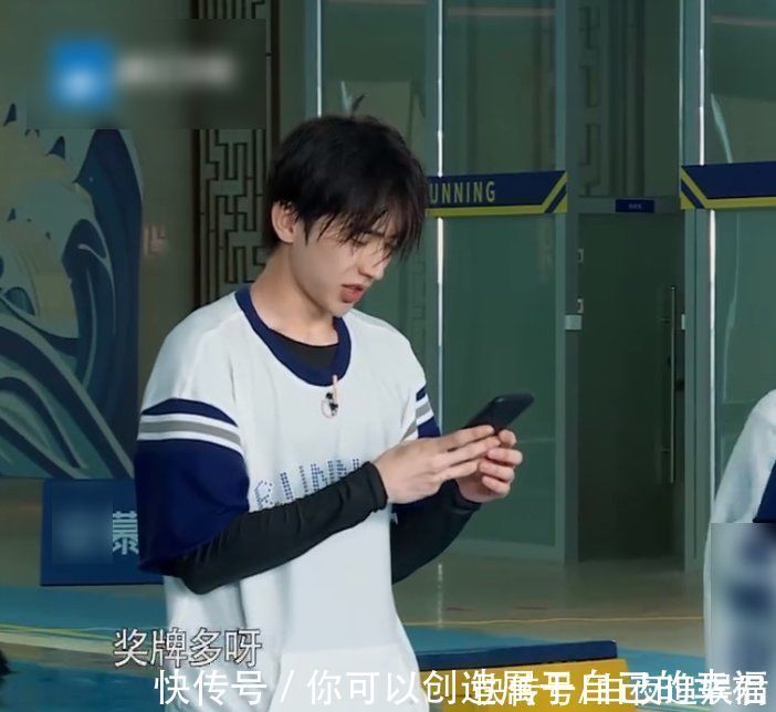 蔡徐坤在《跑男》中下水，脫妝之后素顏引熱議，簡直是內(nèi)娛天花板