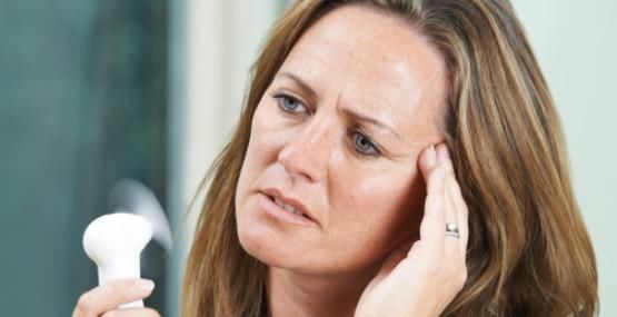 月经周期|更年期的女性,月经常常会发出3个暗示,做好3件事可平稳度过!