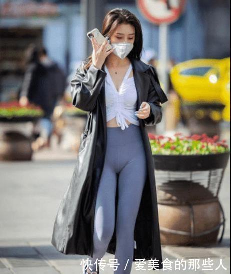 展示美女|白衬衫配蓝瑜伽裤,舒适贴身,充满运动气息