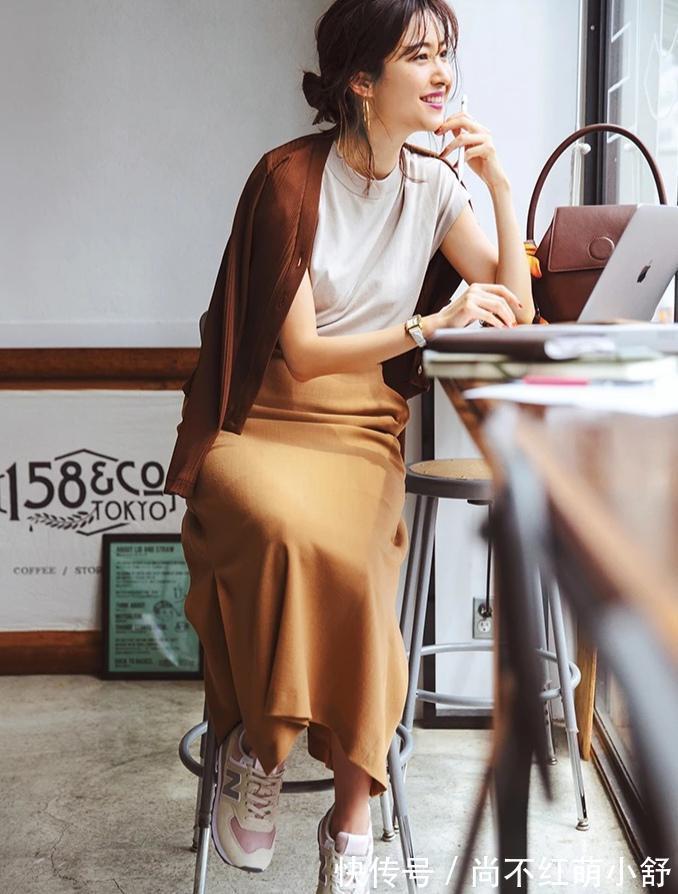 蕾丝 今夏又火了一种新穿搭叫:白色运动鞋+半身裙,既时髦又显年轻