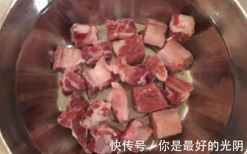炖排骨汤|炖排骨时,千万别先下锅焯水,学会这2招,排骨鲜嫩无腥味!