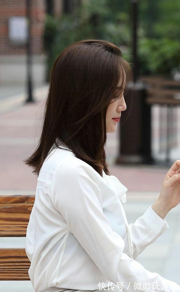 搭配 白色真丝衬衫,搭配灰色包臀裙,更加清新唯美,高级感十足!