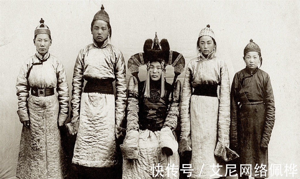 巴图孟克|1900年喀尔喀蒙古女性服装老照片,穿着打扮很有民族特色