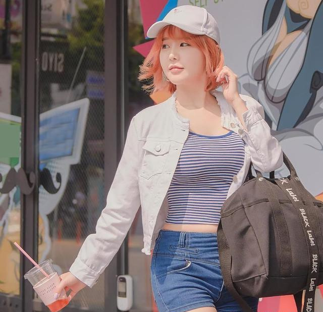 吊带背心|短发少女街拍,牛仔短裤,穿出你纯纯的清秀气质