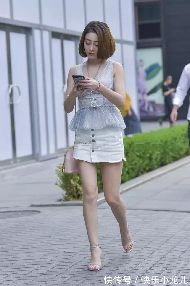 短款 短款拼接的蕾丝的元素,形成了长袖的班型,看上去气质优雅