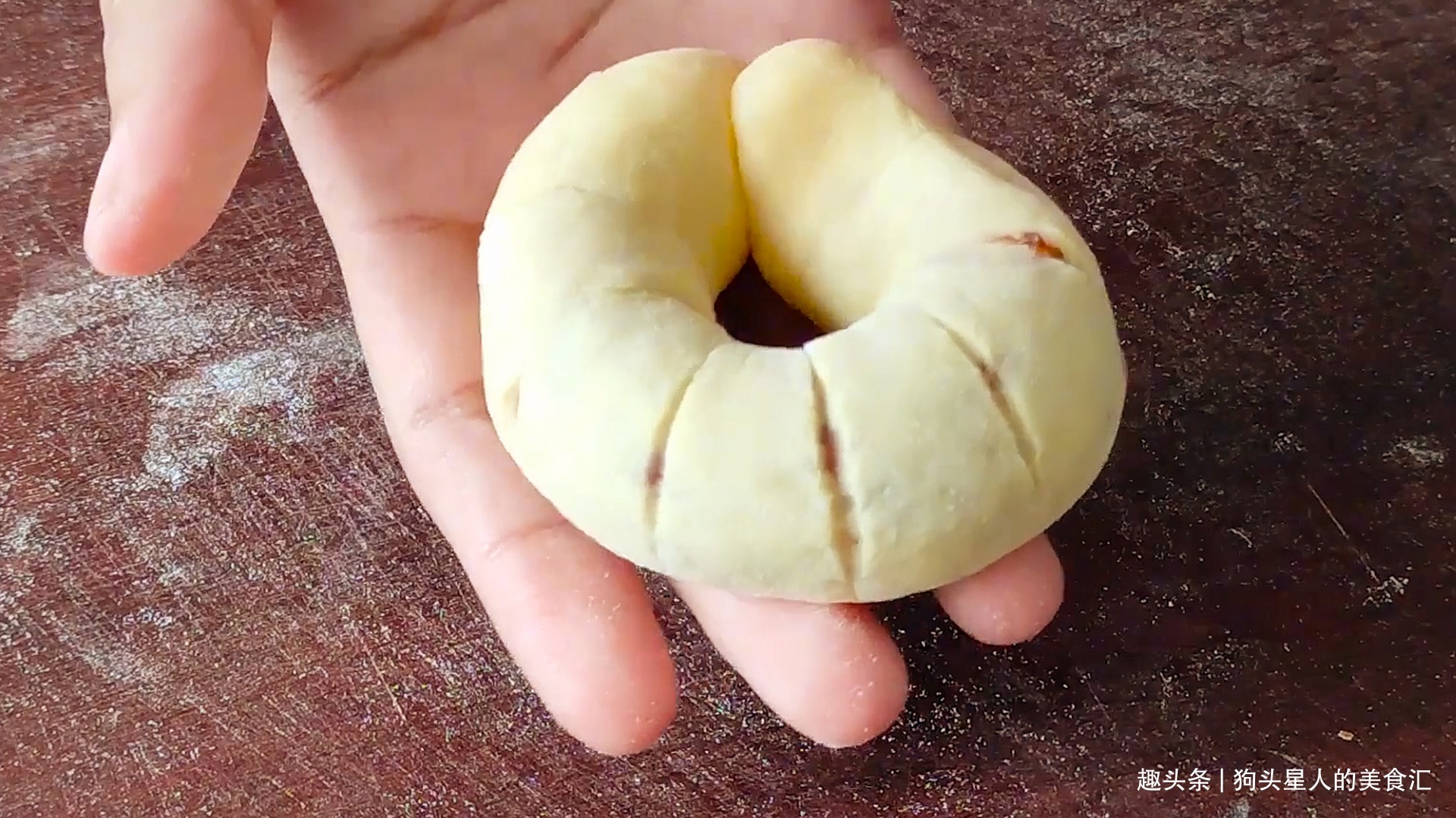 面粉不要做包子馒头了，教你新做法，不蒸也不烤，上桌就扫光