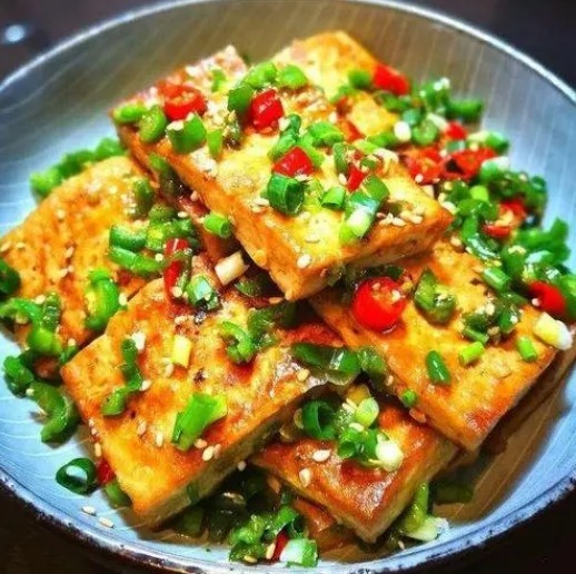 豆腐别直接煎,大厨教我2招,豆腐不粘锅不掉皮,外酥里嫩,真香