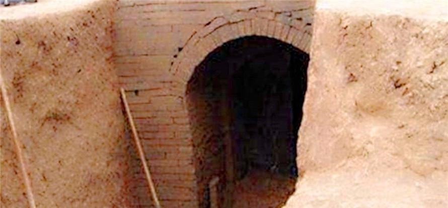 陪葬品!专家挖掘一座机关墓,发现一对盖着被子的男女,经鉴定是外国人!