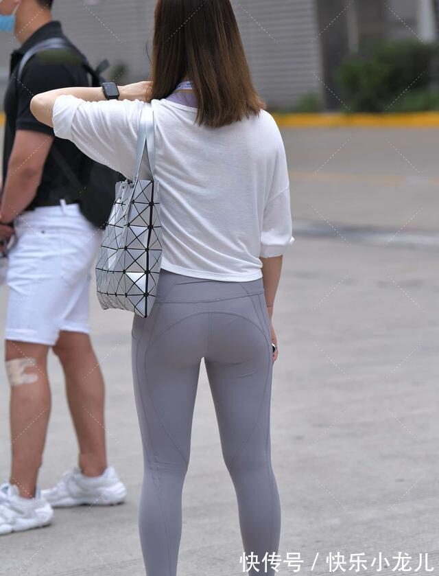 三角形 白衬衫配灰裤子,银色手提式个性包包,白灰色的穿搭颜色非常柔和