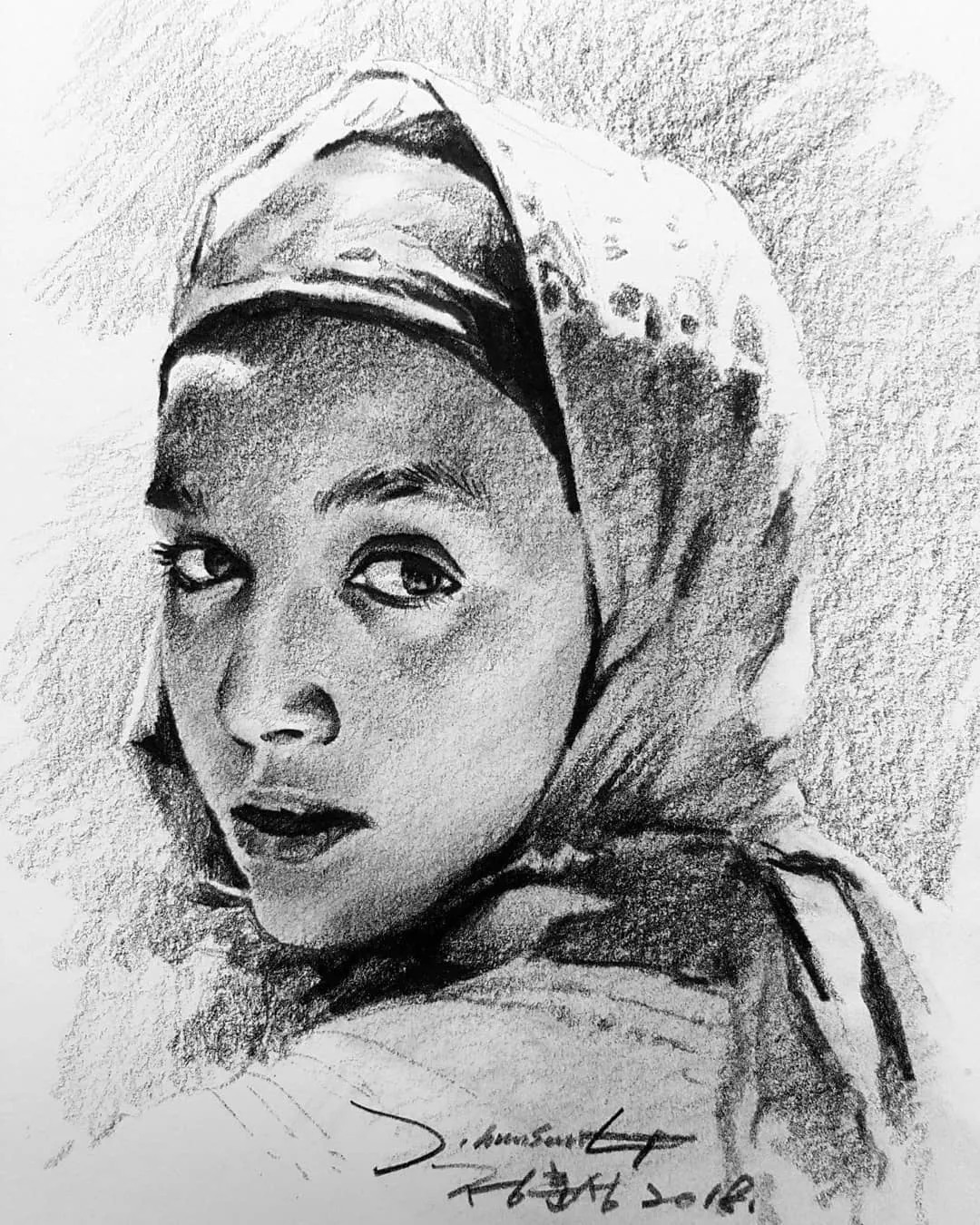 小孩童$画皮画骨难画魂,他用木炭条把肖像画活了