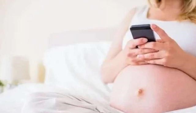 对手机|孕妈能玩手机吗这4种玩手机的方式,可能造成胎儿发育迟缓