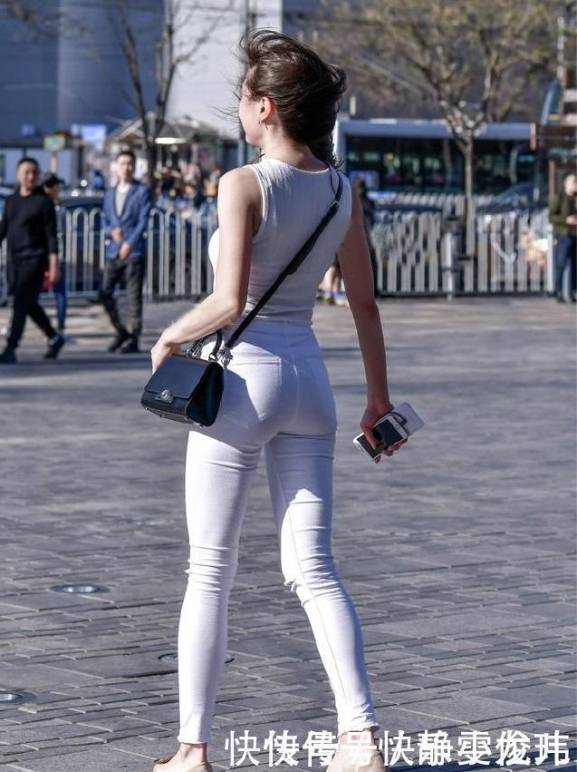 穿搭靓丽的她一身白色的搭配,表现出气质不凡的美