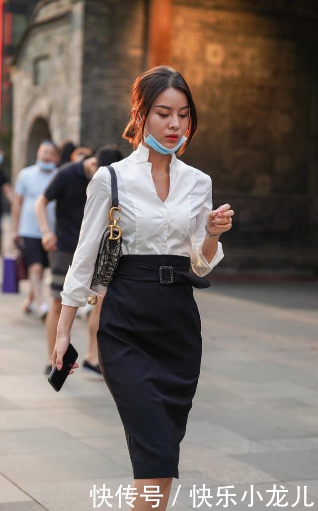 搭配|高贵典雅的连衣裙穿搭整体感非常优雅,衬托修长的美腿,简单得体