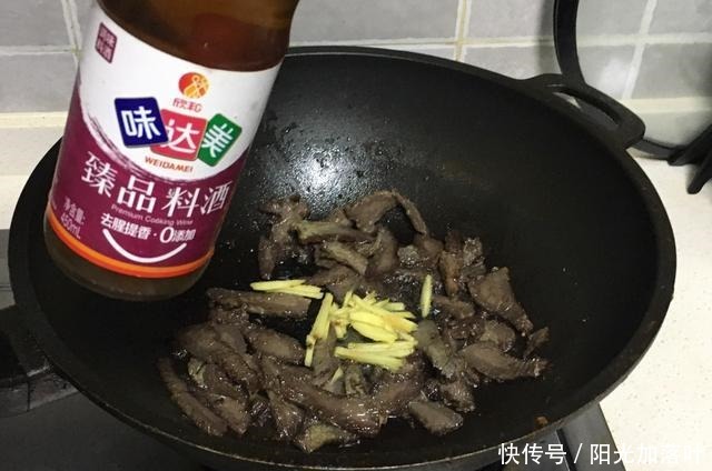  家常|家常小炒白菜帮炒腊牛肉，口感脆爽微甜，牛肉入味软烂浓郁