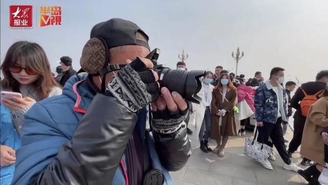 游客|青岛栈桥有位“23号大爷”，每天上百人排队找他拍照，外地网友：为了找他拍照我计划在青岛买套房