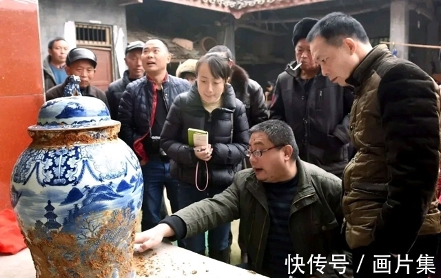 祖坟|给祖先迁坟,坟里没有尸骨,却有一个青花瓷罐,什么情况?