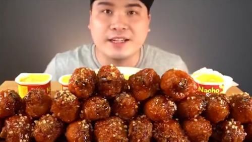 炸鸡腿|大胃王吃50个“炸鸡腿”,刚啃一口看出猫腻,网友求你别装了