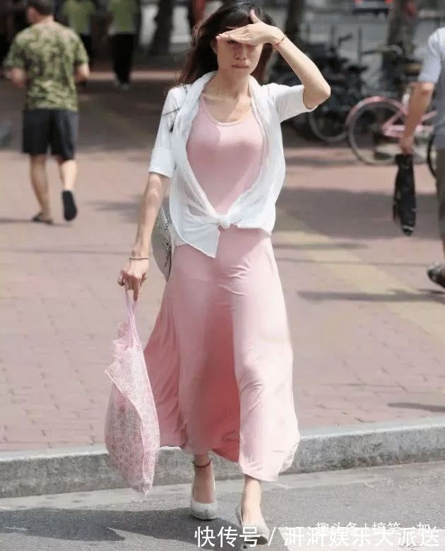 学院风|街拍，如此丝滑的连衣裙穿在你身上，风一吹真是魅力尽显