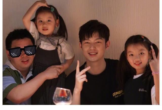 8岁阿拉蕾同框董力,“小山竹”近照曝光,邓伦宠爱的女孩长大了