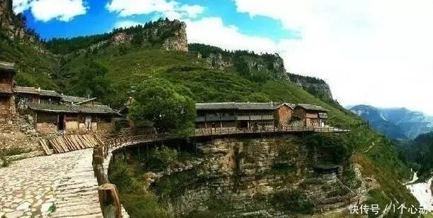 中国最不可思议的“悬空村” ，村庄里的栈道棺木全都悬在空中！