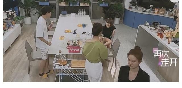 小孔|心动4：女2因小孔跟男1闹脾气，baby怒呼换我真的扔了，入戏太深