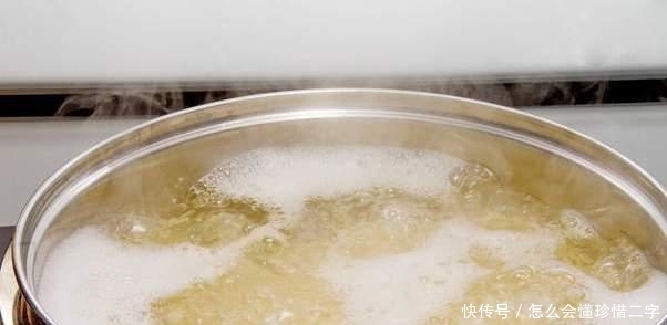 炒粉丝,焯水后直接炒是错的,少了一步,难怪结团又粘锅,不入味