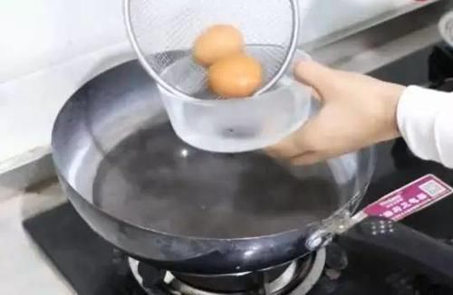 煮鸡蛋，记住不要只用水，教您一招，鸡蛋又嫩又好剥，太实用了