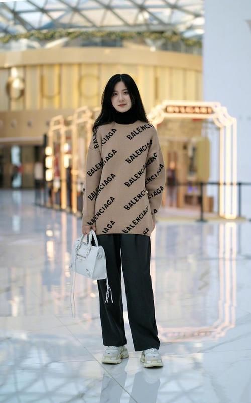 今年火了一种“接地气”的穿法，叫：运动鞋+长裤，休闲又时髦！