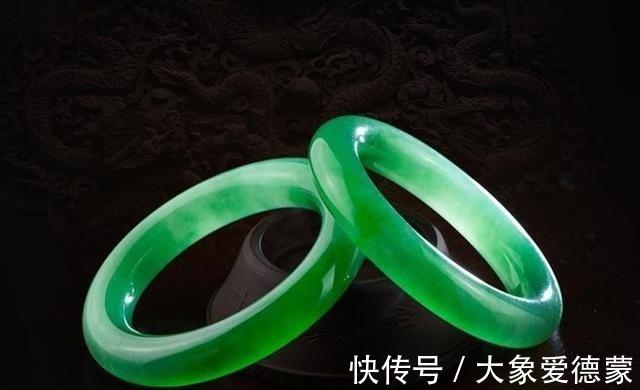 戒指 面对不同的翡翠首饰,我们该如何进行挑选呢