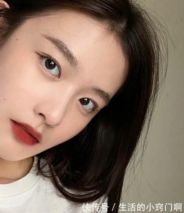 化妆 为什么现在很多女生不化妆只涂口红!