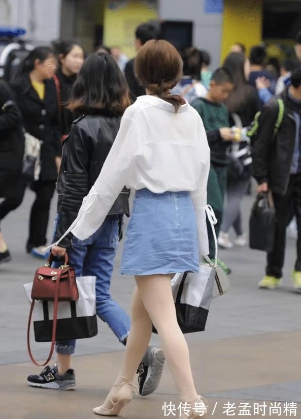 街拍|街拍小姐姐白衬衣配牛仔短裙,肉色丝袜配高跟凉鞋,清新气息弥漫