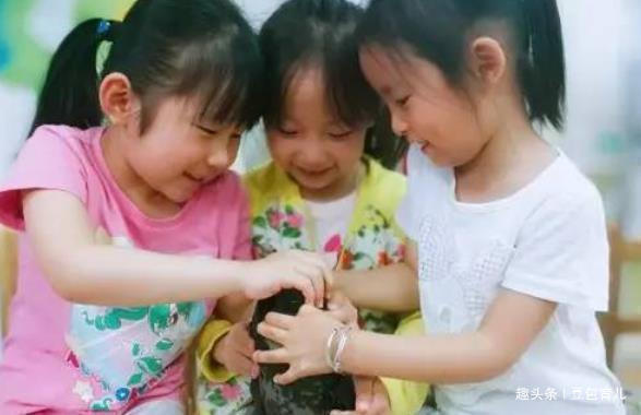 幼儿园|“妈妈,咱家有没有钱”,3位妈妈的不同回答,直接影响孩子一生