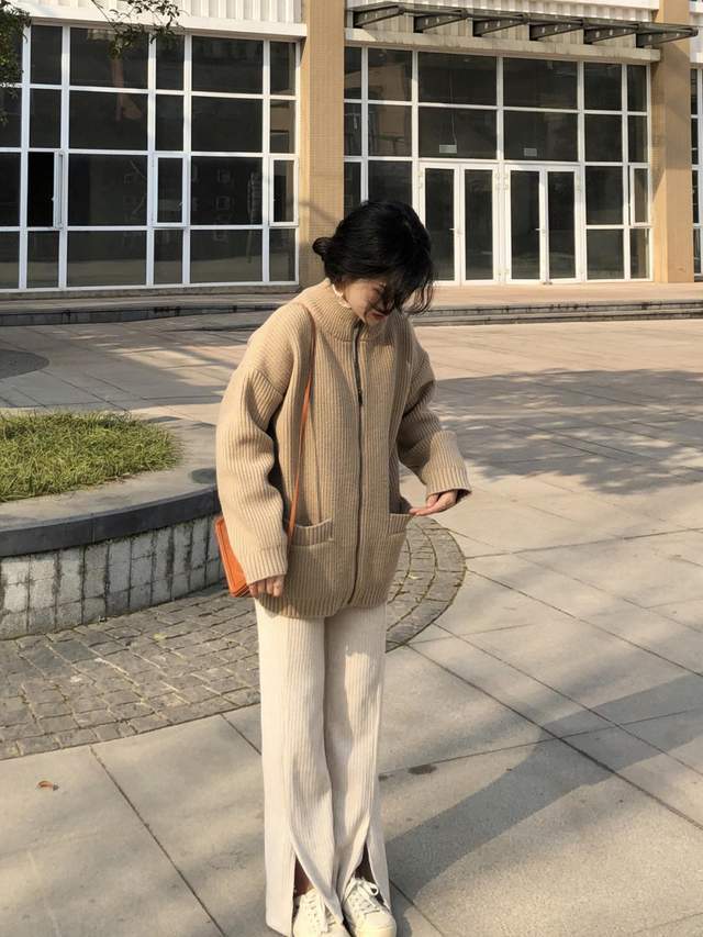 毛衣 秋季,牛仔裤怎么穿才好看?泡泡袖衬衫+阔腿牛仔裤,复古洋气