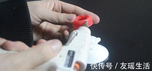 吸盘挂钩上粘个瓶盖真厉害, 一年能省下不少钱, 早点知道就好了