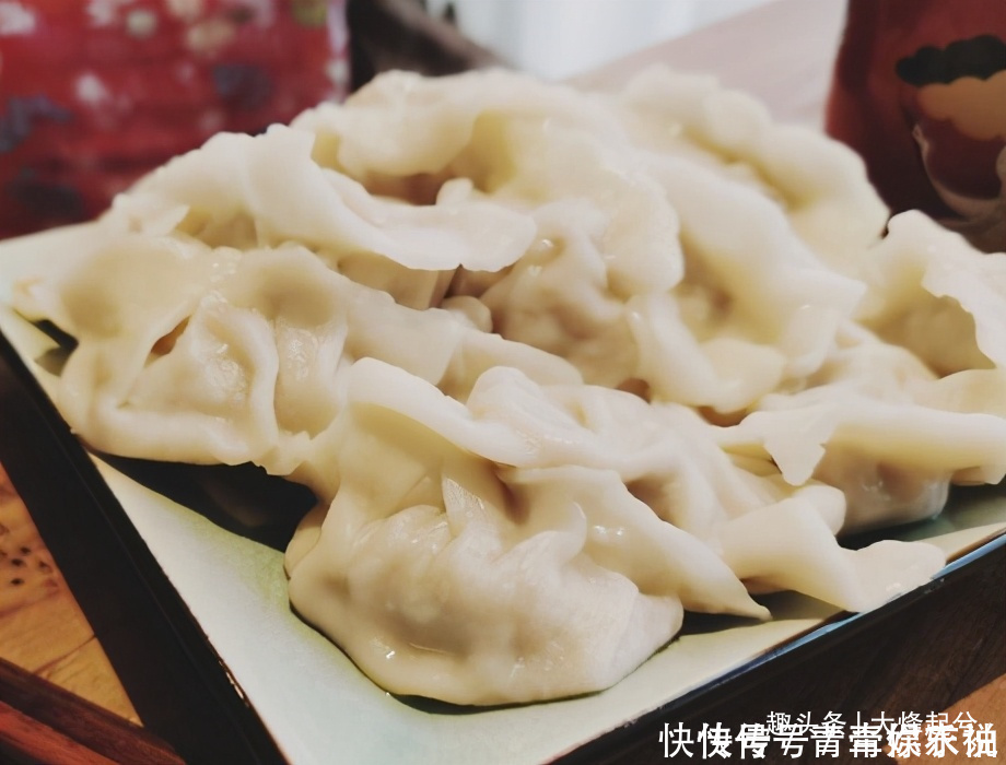 鲜嫩|白菜饺子拌馅时，有1步做好了，馅料不出水，出锅鲜嫩多汁好吃