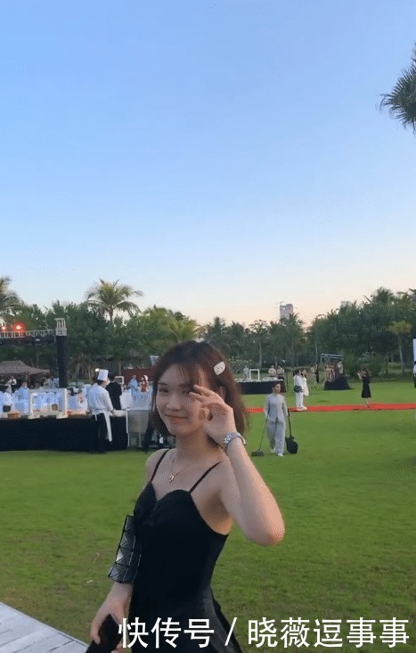 户外穿着吊带连衣裙的美女,嘟嘴的样子太可爱