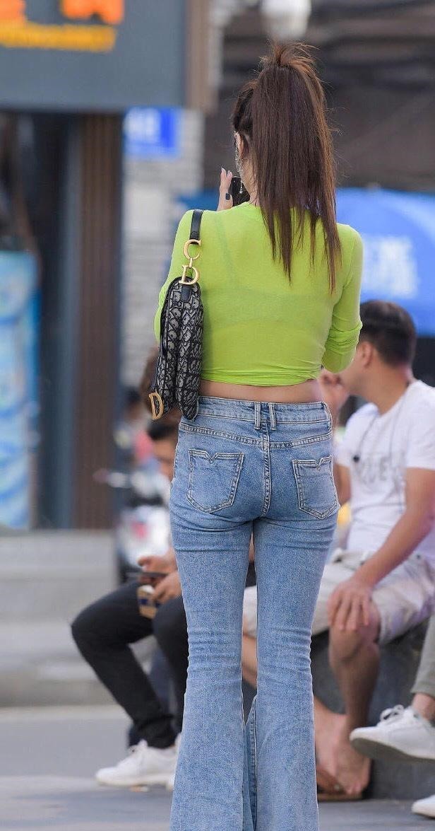 高级|低调的高级!美女身穿绿色长袖,在搭配一条牛仔喇叭裤,魅力十足