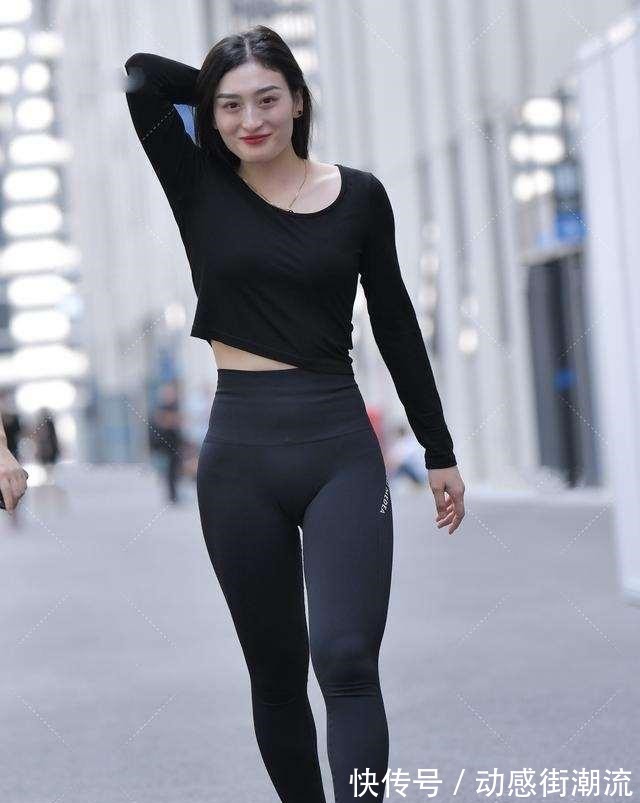 刺绣 打底裤深受时尚美女的喜爱，眼前一亮的打扮美不胜收，简约大气