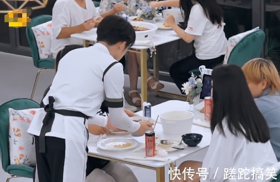 五个嘉宾都不会做菜，客人吃到生米线，难怪《中餐厅5》评分暴跌