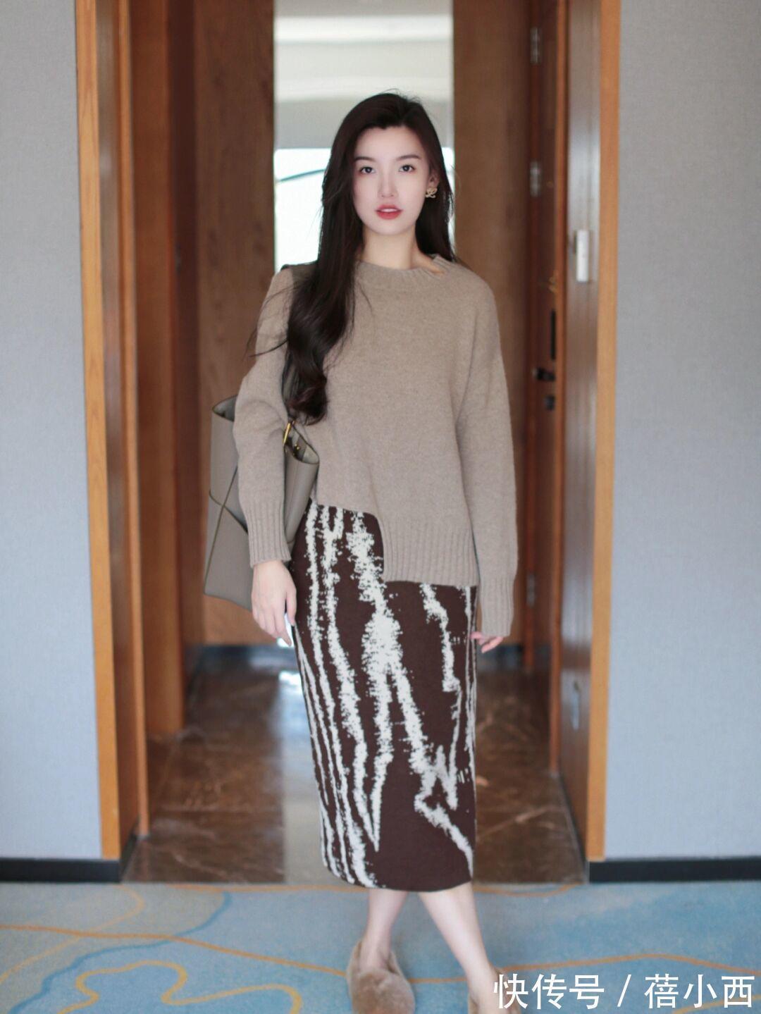 黄黑皮|穿衣简约高级的女性,都有这4件“毛衣”,看极简风博主就知道了