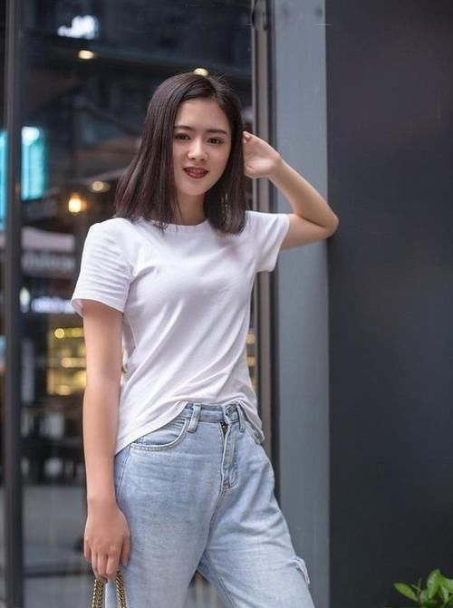 街拍邻家1号小姐姐,休闲装扮凸显气质,迷人