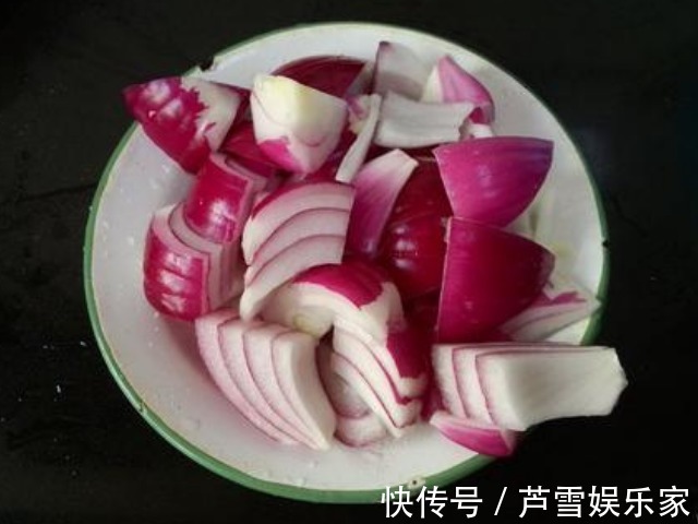 睡眠质量|每晚睡前喝一碗洋葱煮水，坚持一周，4件好事悄悄找上门