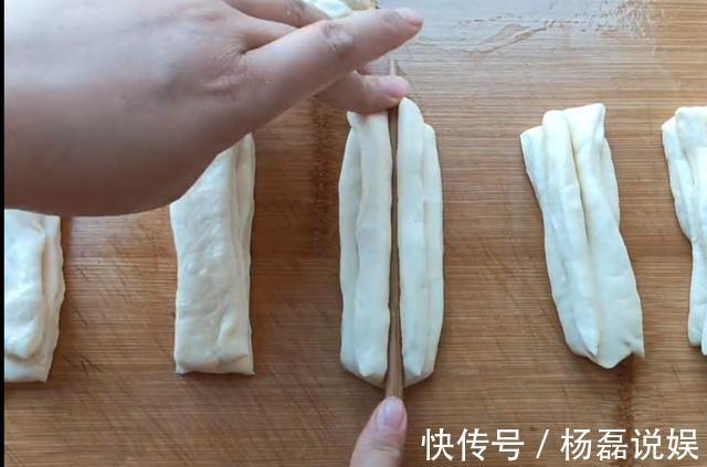 健康|不加泡打粉,不用巩,教你做健康油条,2个关键步骤,蓬松又酥脆