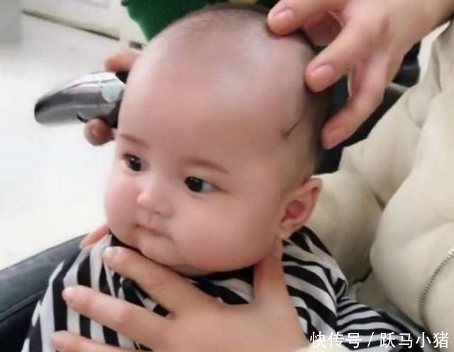 头发|6个月宝宝去理发,乖巧模样太可爱,网友长大可以靠脸吃饭
